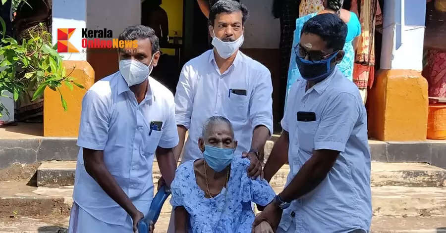 കൊച്ചുമകന് വോട്ടു ചെയ്യാന്‍ 104-ാം വയസില്‍ ലക്ഷ്മി മുത്തശി