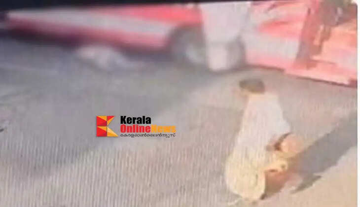 A young man fell onto the road in Alakode and died after being hit by a bus