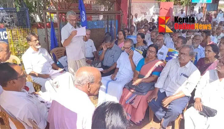 Provident Fund Pensioners Assoc. The head post office staged a dharna