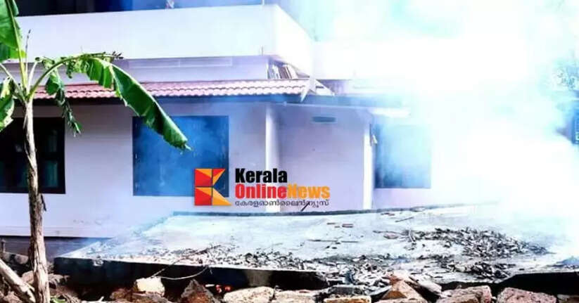 A gas cylinder exploded in Thalassery, destroying the wooden shed behind the house.