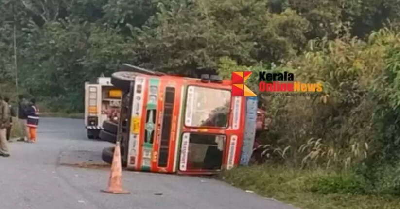 Cooking gas lorry overturns on Nedumpoyil-Mananthavady Churam road