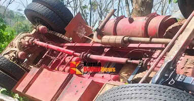 Eight injured as borewell lorry overturns in Naduvil