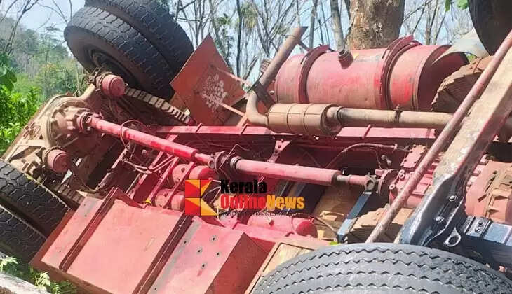 Eight injured as borewell lorry overturns in Naduvil