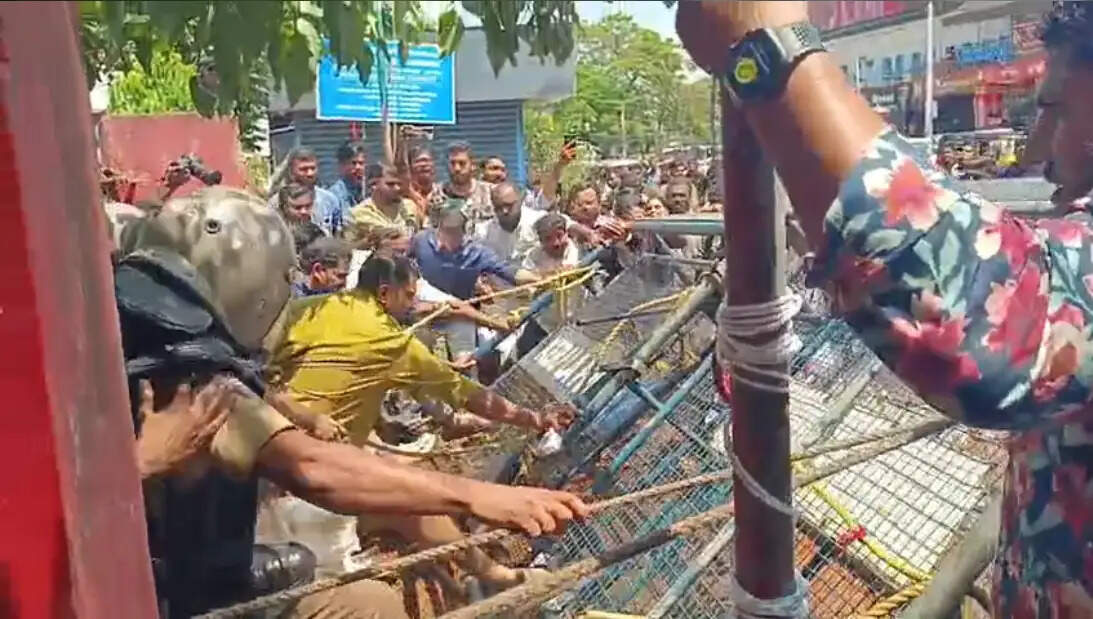 Clash during DYFI march to Kannur Head Post Office: Police use water cannons.32