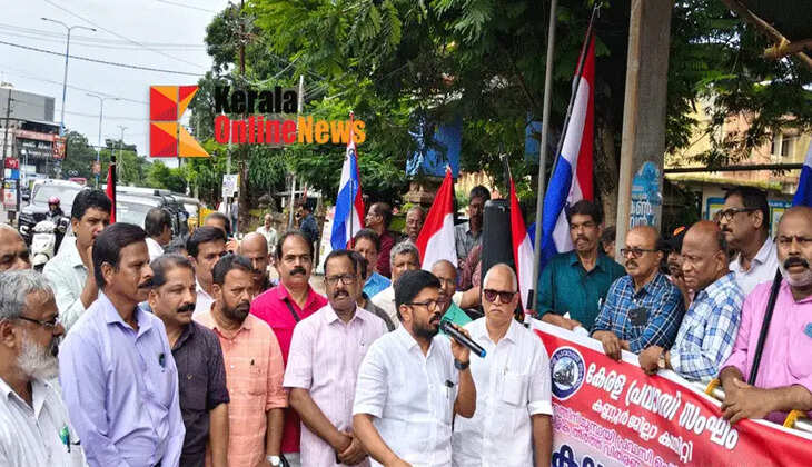 Where is the expatriate pension, government?! Kerala expatriate group Kannur District Committee held a protest march to Kannur Collectorate.