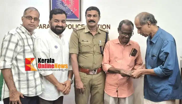 Fifty thousand rupees found on the road in Taliparamba were handed over to the owner, a fertilizer merchant.