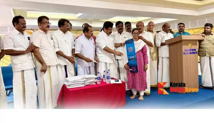 Priyanka Gandhi MP presented the Onam gift to the Ashamarks in the constituency