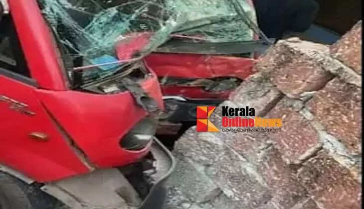 11 children injured in auto taxi accident at Poil in Chitappu, Pariyaram