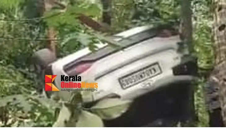 Car loses control at Mattannur Palayod and falls into ravine: Five passengers miraculously escape