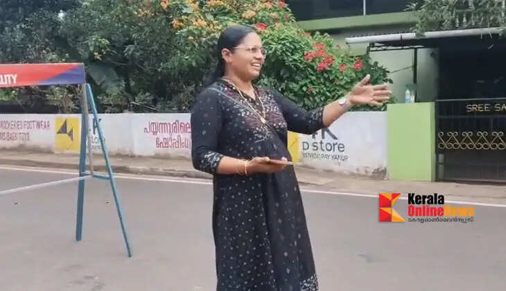 Elected representative takes to the streets to clear traffic congestion; Payyannur Municipal Councillor T.V. Rajitha sets an example.