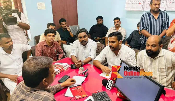 Pension distribution is delayed; Youth Congress blockades Joint Registrar's office in Kannur