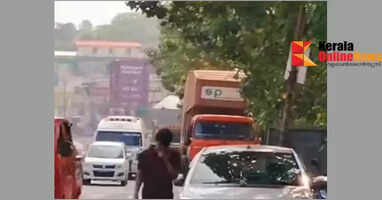 The installation of the divider has paralyzed the trade sector: The Traders and Industrialists Coordination Committee will close shops and strike in Pazhayangadi, Kannur on the second day.