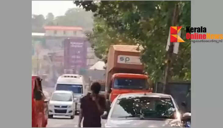 The installation of the divider has paralyzed the trade sector: The Traders and Industrialists Coordination Committee will close shops and strike in Pazhayangadi, Kannur on the second day.