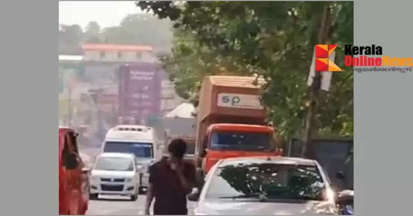 The installation of the divider has paralyzed the trade sector: The Traders and Industrialists Coordination Committee will close shops and strike in Pazhayangadi, Kannur on the second day.