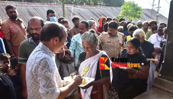 Distribution of food was started at pandithavalam for the devotees coming to see Makaravilakku