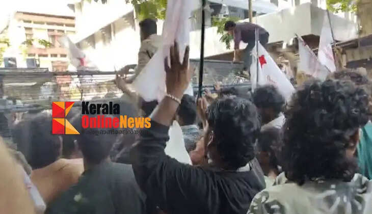 Widespread clashes at SFI Kannur City Police Commissioner's Office march in Kannur, clashes between activists and police who crossed the police barricade