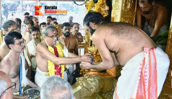 Pandalam received the royal representative to the shrine with due ceremony