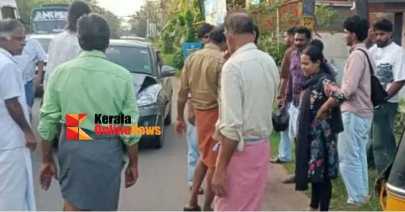 Autorickshaw parked on the roadside in Cheruthazham was hit by a car and destroyed.