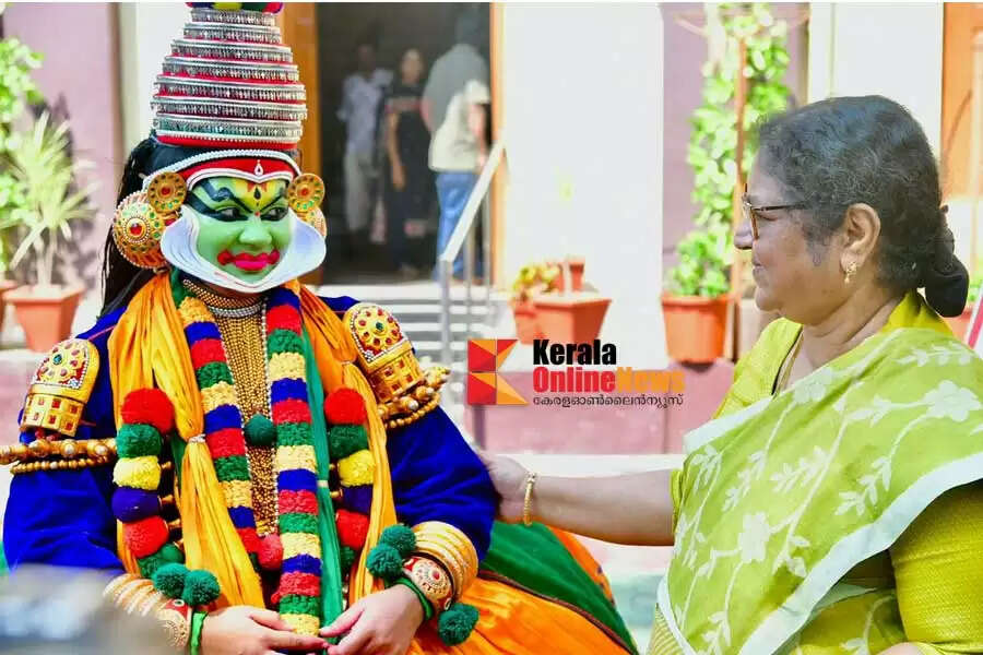 Minister-R-Bindu-reminisces-at-the-Kalotsava-stage.jpg 2