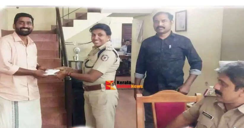 Police return money lost from Taliparamba fire to cooperative employee
