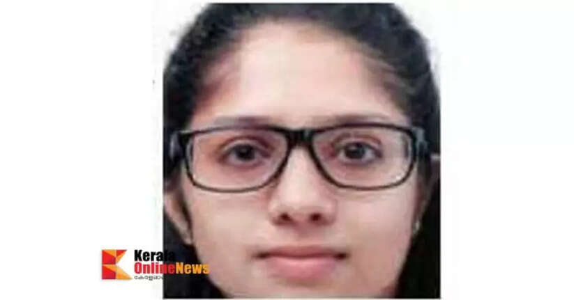 A medical student who arrived at her relative's house in Kannur collapsed and died.