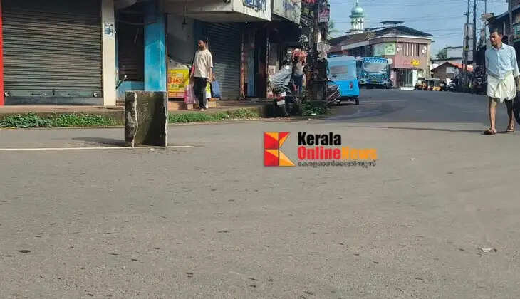 There is a growing demand to deploy a traffic warden or a home guard to regulate traffic in the busy town of Chakkarakkal