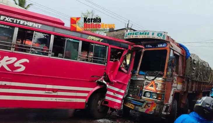 18 people were injured in a collision between a private bus and a goods lorry at Koodali