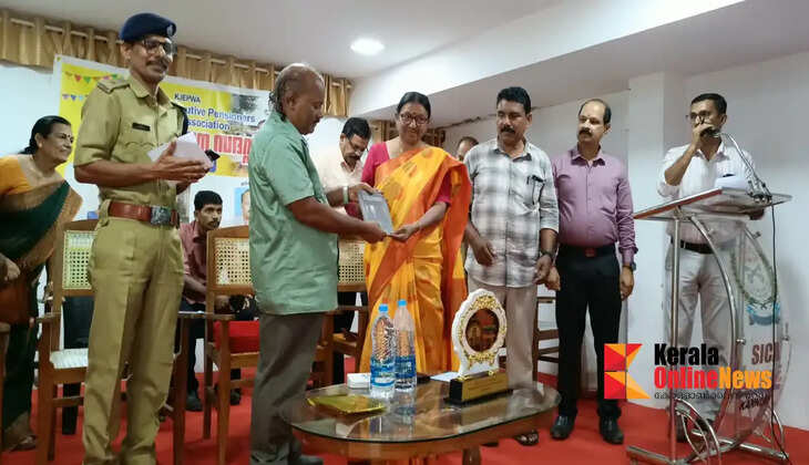 Retired prison staff felicitate the writer who chronicled the lives of female prisoners in Kannur.