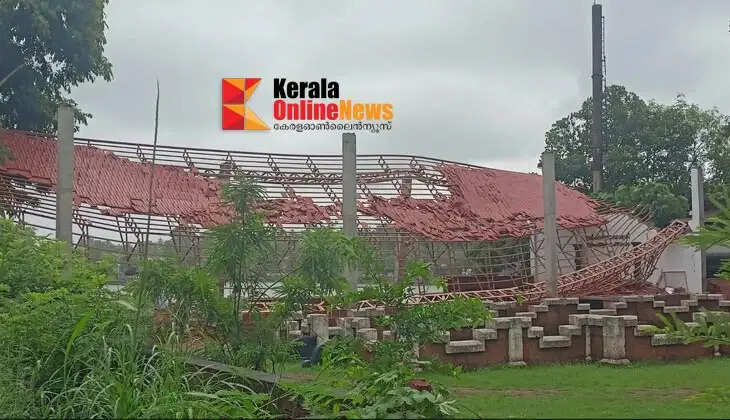 The heritage pavilion at Chirakkal Chamundi Kottam collapsed due to heavy rain and wind.