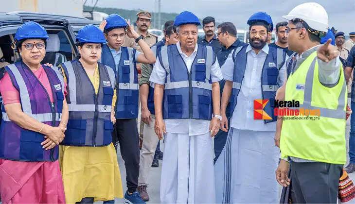 Pinarayi with family in vizhinjam port