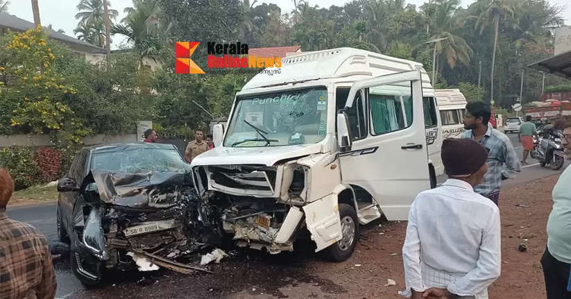 A traveler and a car collided with an accident at the 6th mile of Koothuparam; The passengers were injured