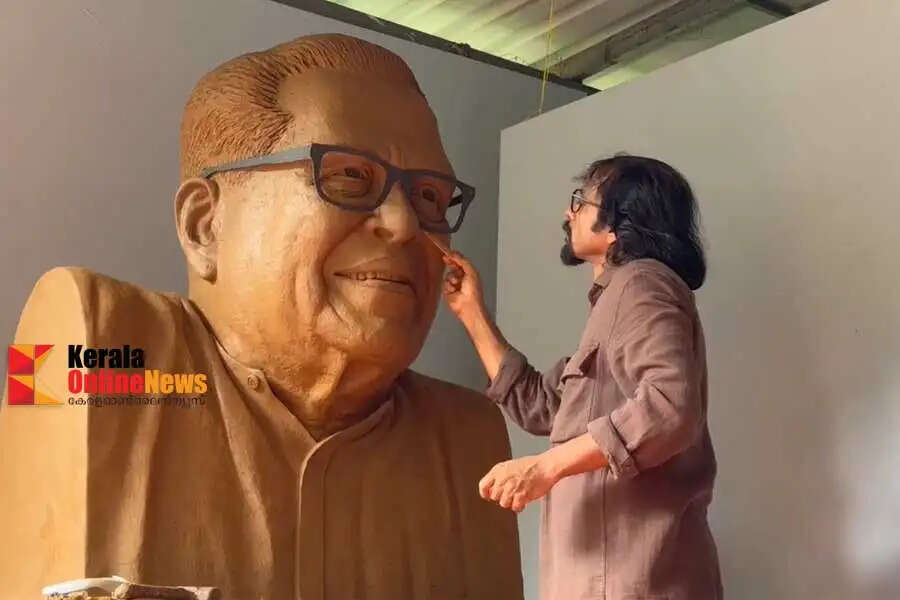 Sculptor-Unni-Kanayi-creates-a-bust-of-vs-achuthanandan-VS-son-visits-to-see-it.jpg