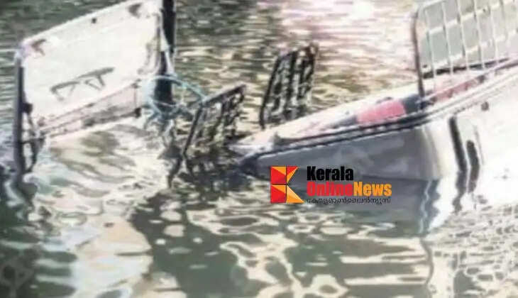 Out of control jeep falls into river in Mambaram, young woman swims to safety