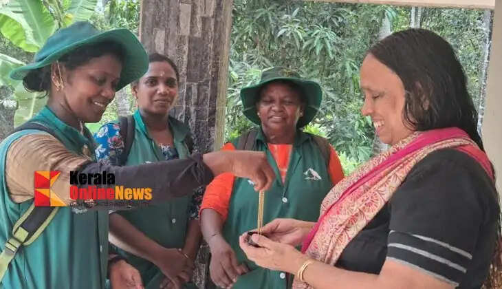 Haritha Karma Sena activists return a gold necklace worth two pavanas found in garbage in Palakkad to its owner