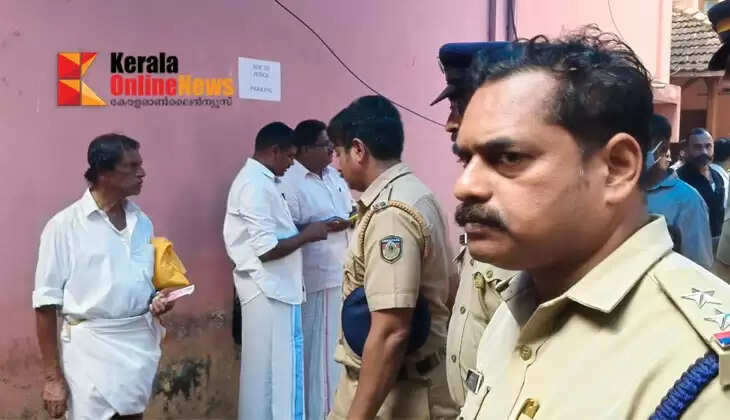 വിധി കേൾക്കാനെത്തിയത് വൻ ജനക്കൂട്ടം: മാധ്യമങ്ങൾക്ക് മുൻപിൽ മുഖം മറച്ച് റിജിത്ത് വധക്കേസിലെ പ്രതികൾ