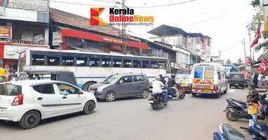 Traffic jam worsens: Ambulance also stuck in the middle of the road in Chakkarakkallu, Kannur