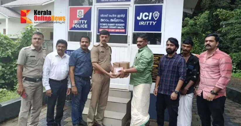 Fans Association with Annadana Punyam in Iritti on Mohanlal's birthday