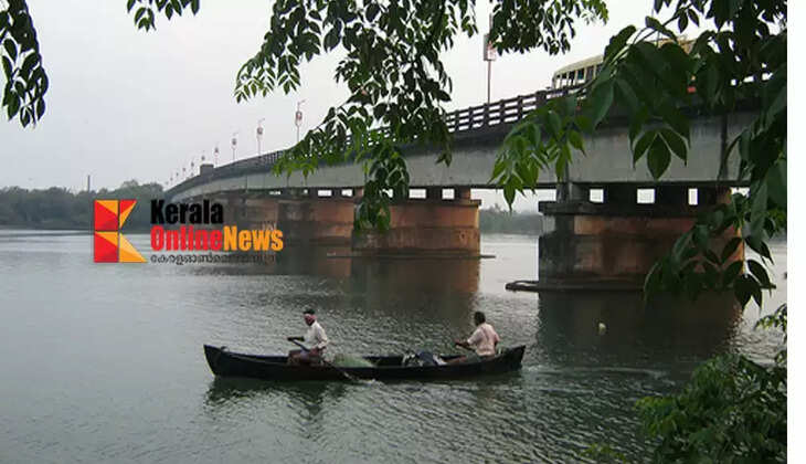 A middle-aged man, who was traveling with his family in Valapattanam, stopped his car in a traffic jam and jumped into the river.