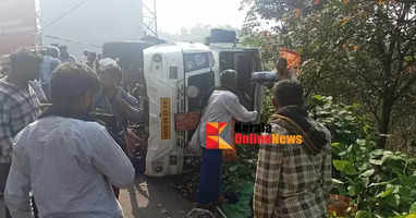 Sabarimala pilgrims vehicle overturned at Thamarassery pass