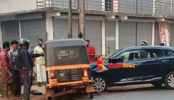 Two people injured in a car and auto collision in Vattappara, Koothuparamba, Kaitheri