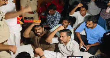 Dangerous old buildings should be demolished: Youth Congress holds protest dharna in front of Kannur District Hospital