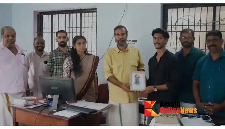 Village officer's face covered in slashes; Shyamjith's scribble art was a surprise at the farewell ceremony in Pariyaram