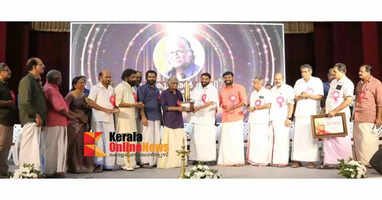 kshethrakala puraskaram Sreekumaran Thampi receives the Temple Arts Award from Minister VN Vasavan