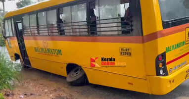 The rear wheels of a school bus carrying students in Thiruvalla were torn off.