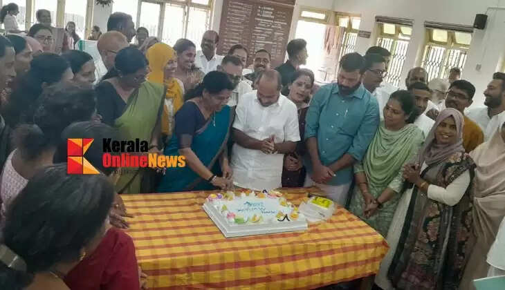 Decision taken in first Corporation Council meeting to clean the city and end garbage dumping: Councilors, led by Kannur Mayor, cut New Year's cake and shared sweets