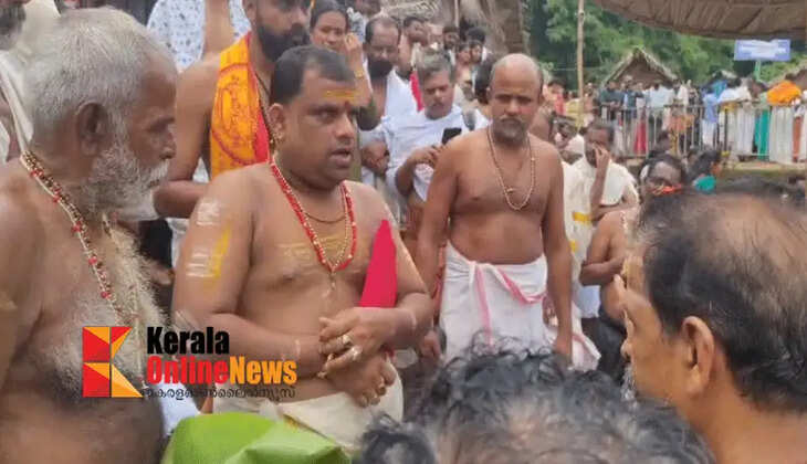 The representative of Manathana Neelakaringali, the guardian of the Kottiyoor Moolabhandaram, honored Peruvannan resident Arun Manathana with a silk and gold bracelet.