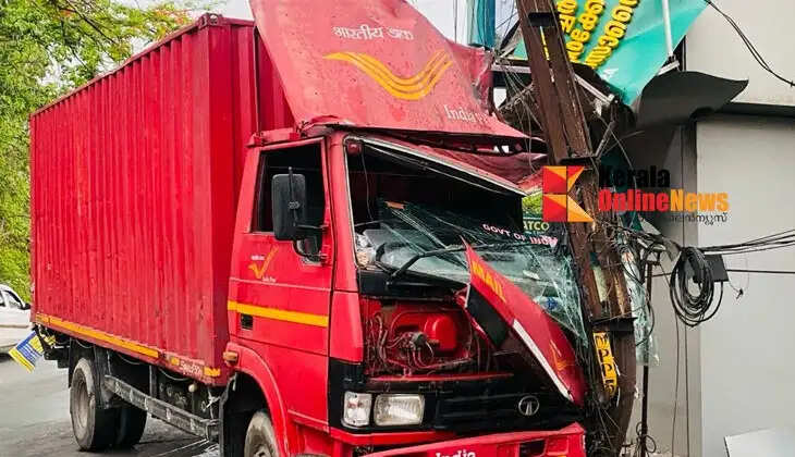 Vehicle accident near Pazhyangadi police station; Parcel lorry hits electricity pole