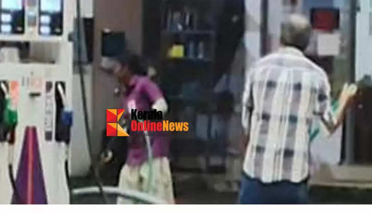 A scooter parked at a petrol pump in Munderi caught fire: A major disaster was averted