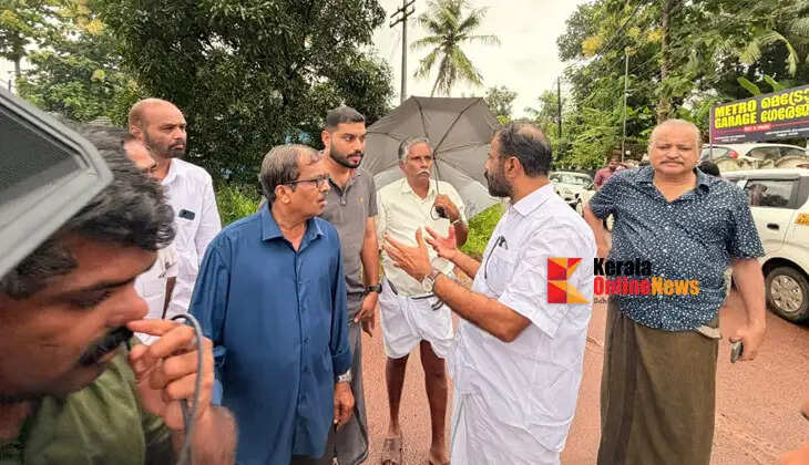 A retaining wall constructed as part of National Highway 66 has collapsed at Elayavoor in Kannur.