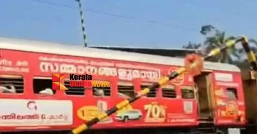 Railway gate collapses in Thalassery, disrupting vehicular traffic